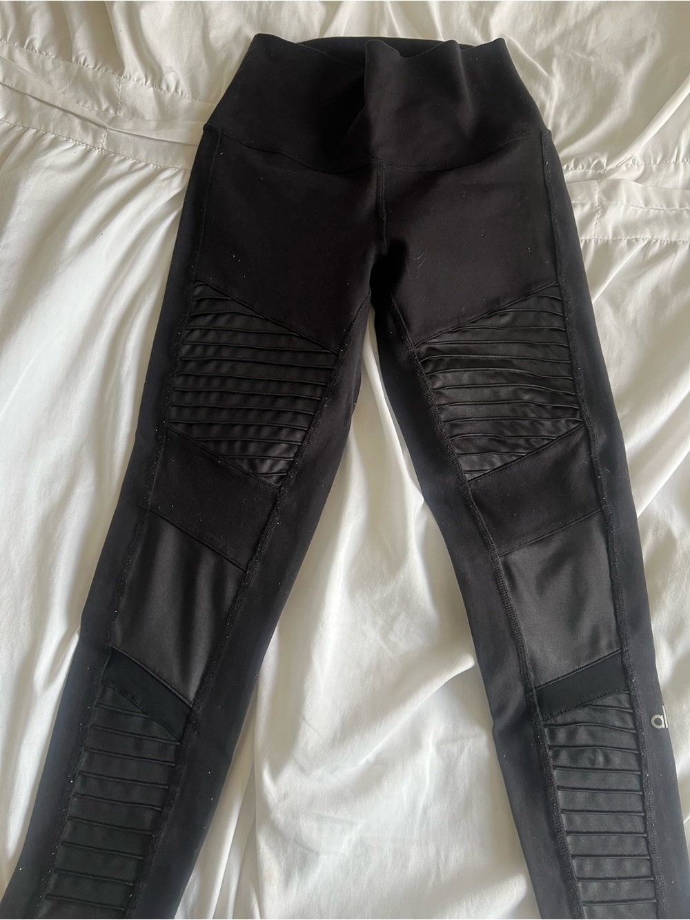 ALO Yoga Black Leggings - Picture 4 of 8